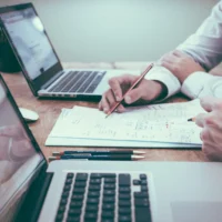 كيف تحصل على استشارة قانونية مجانية في السعودية؟ 