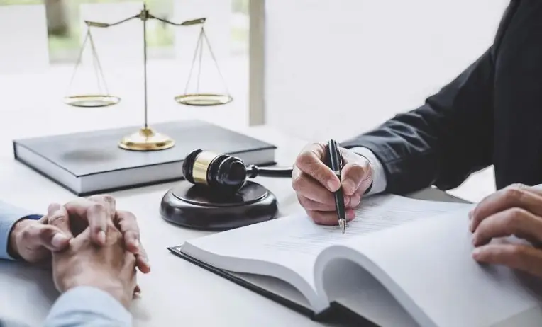 كيف تحصل على استشارة قانونية مجانية في السعودية؟ 
