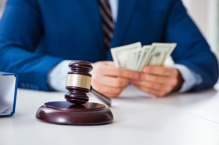 تكاليف المحاماة في السعودية: كيف تحددها وما هي العوامل المؤثرة؟ 