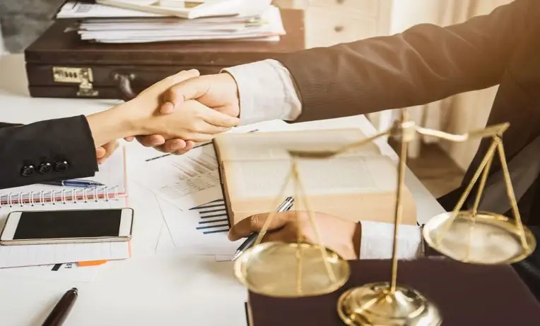 استشارات قانونية مجانية في السعودية: هل هي متاحة وكيف تحصل عليها؟