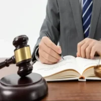 استشارة محامي موثوق: ركيزة أساسية لحماية حقوقك وتحقيق أهدافك القانونية