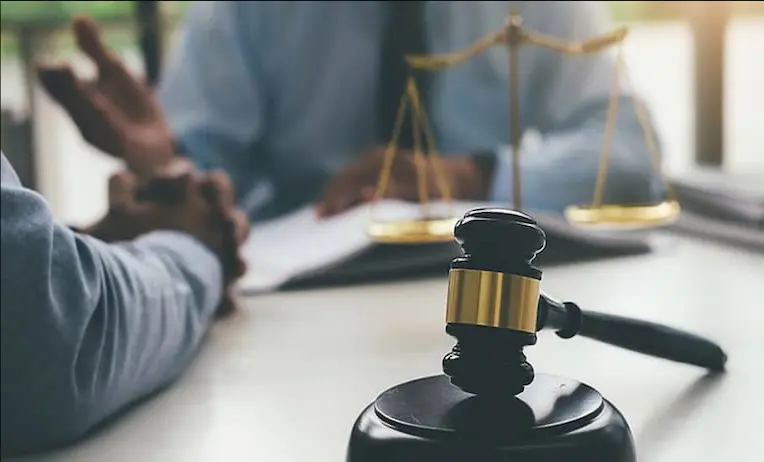 استشارة محامي موثوق: ركيزة أساسية لحماية حقوقك وتحقيق أهدافك القانونية